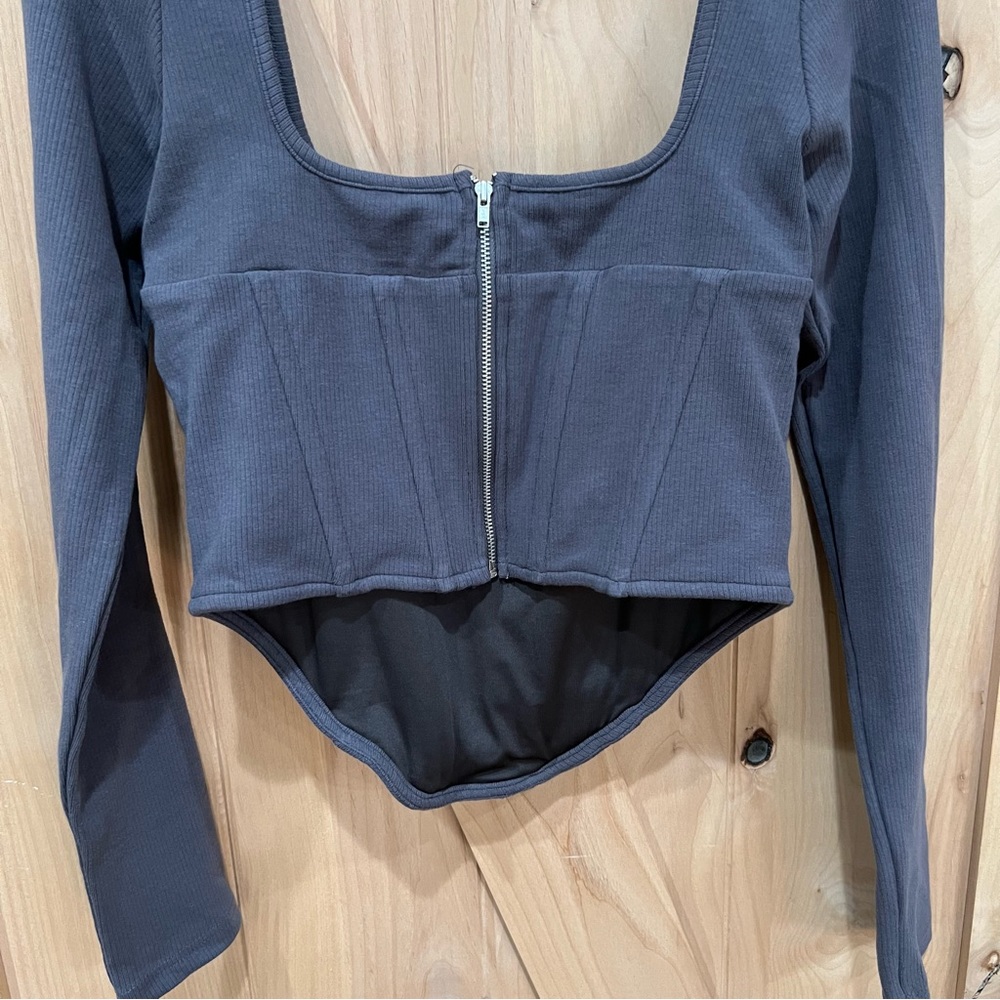 Atoir Alpha Crop Top Size Large NWT! Gray Corset Peephole Crop Shirt - Picture 8 of 16